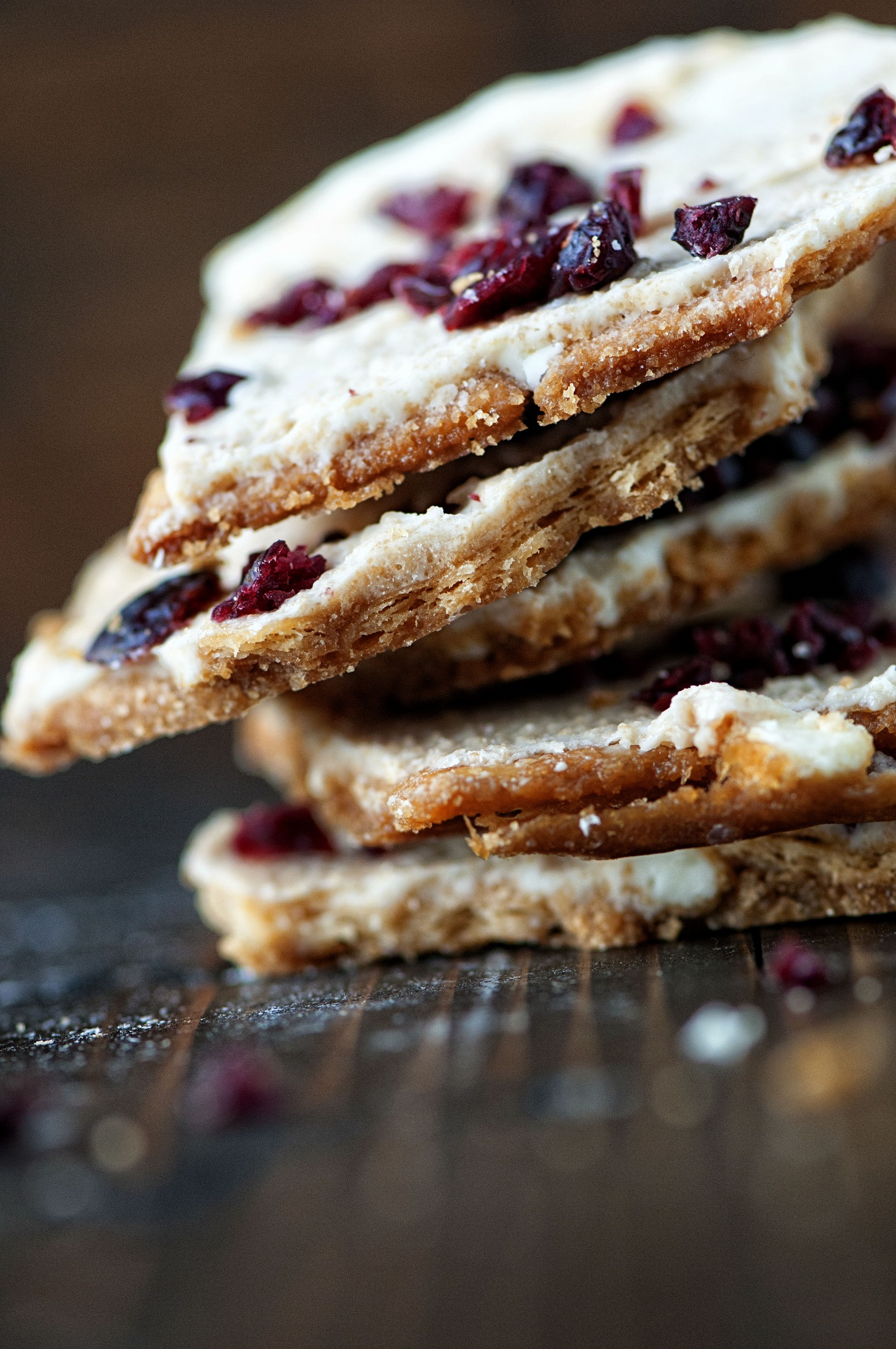 Side view of the thin layers of the cracker toffee.