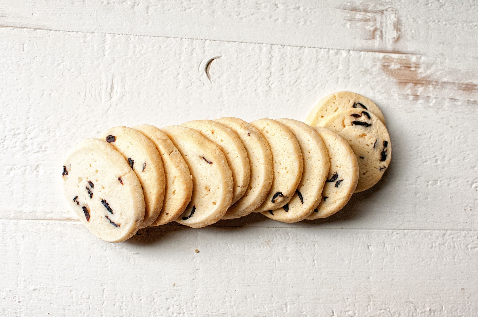 The shortbread rounds all in a row touching each other. 