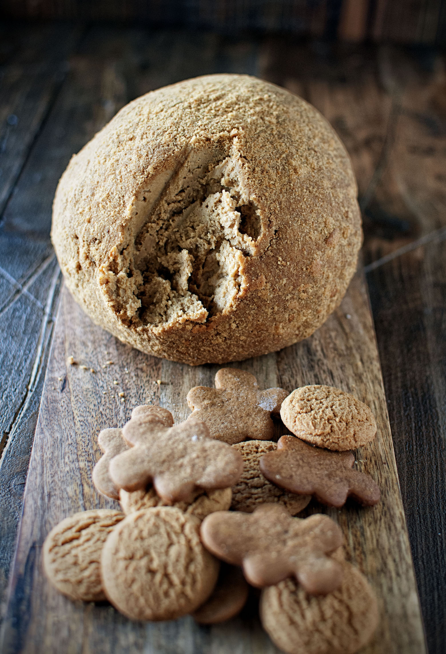 Gingerbread Cheesecake Cheeseball