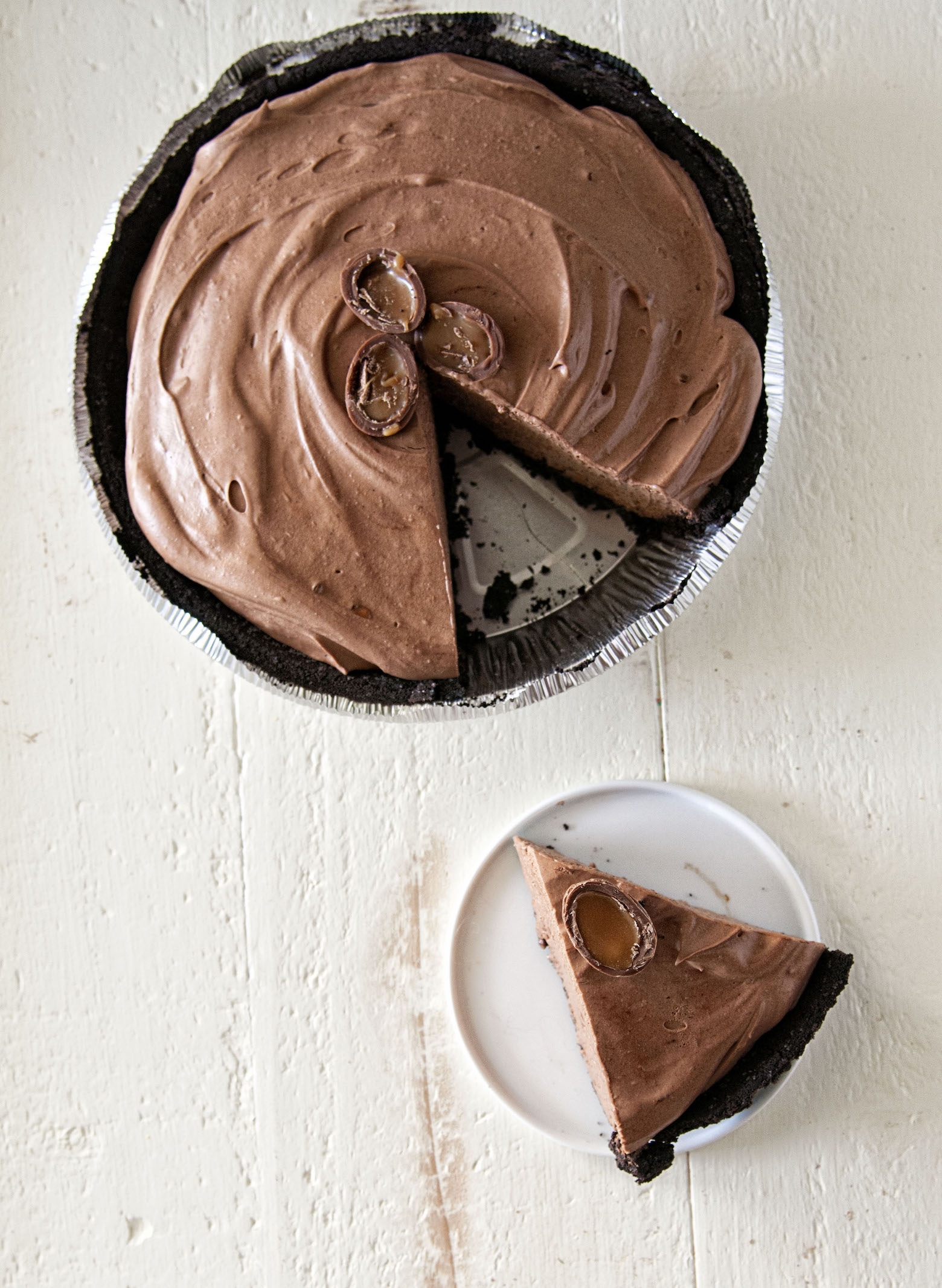 Overhead shot of the pie with a piece cut out. The piece is on a separate plate. 