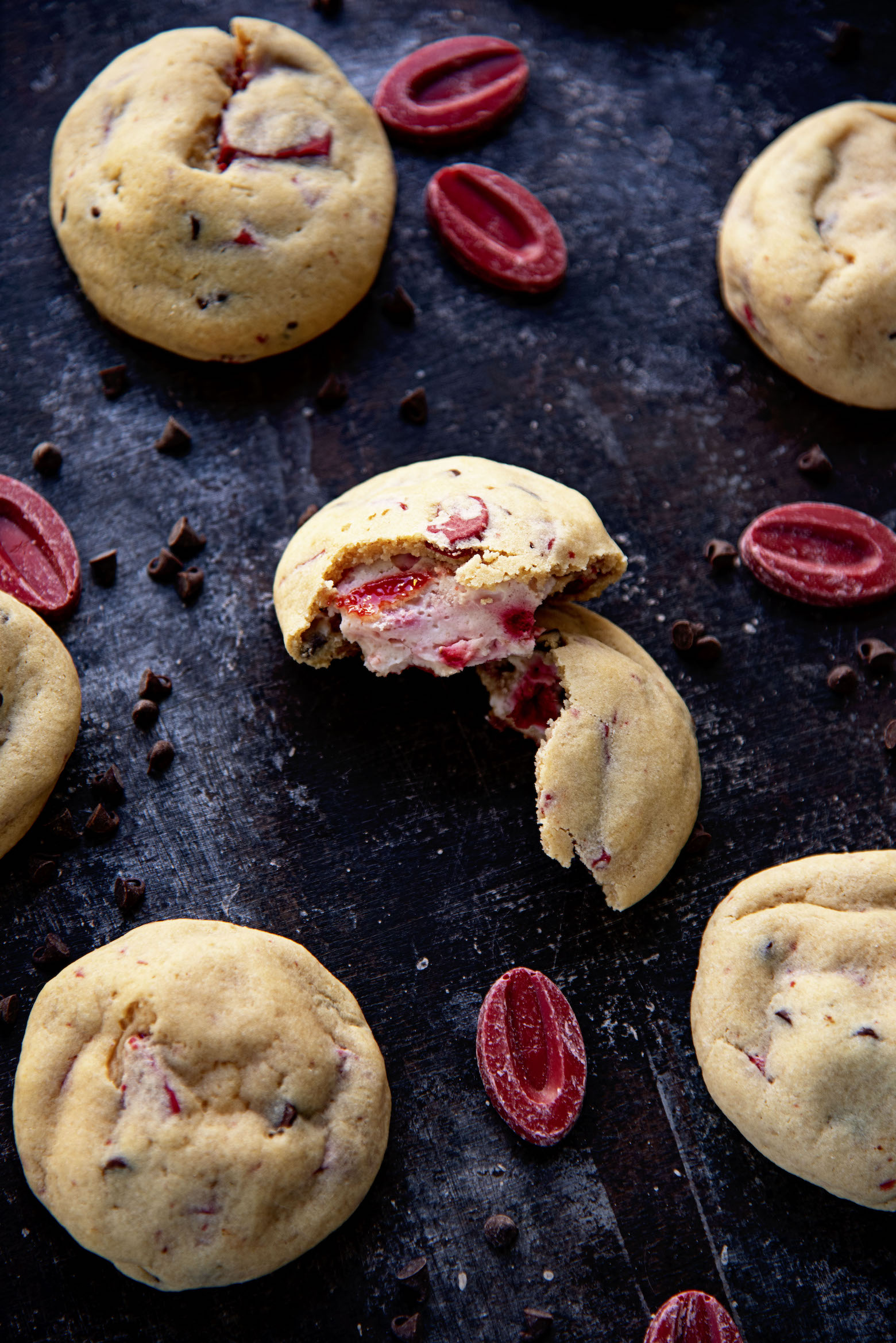 Cookie broke in two exposing filling.