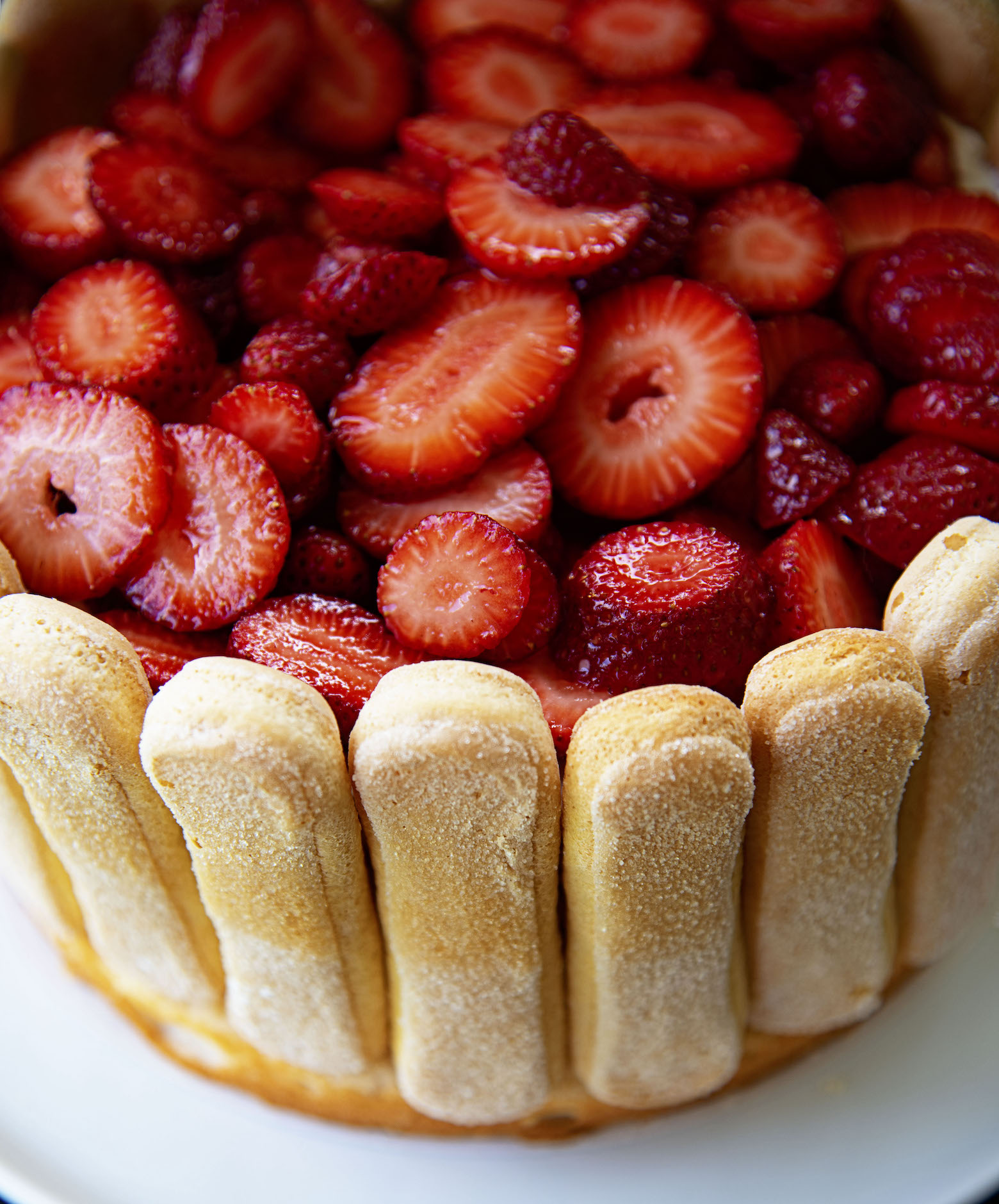 Overview of fresh strawberries on cake.