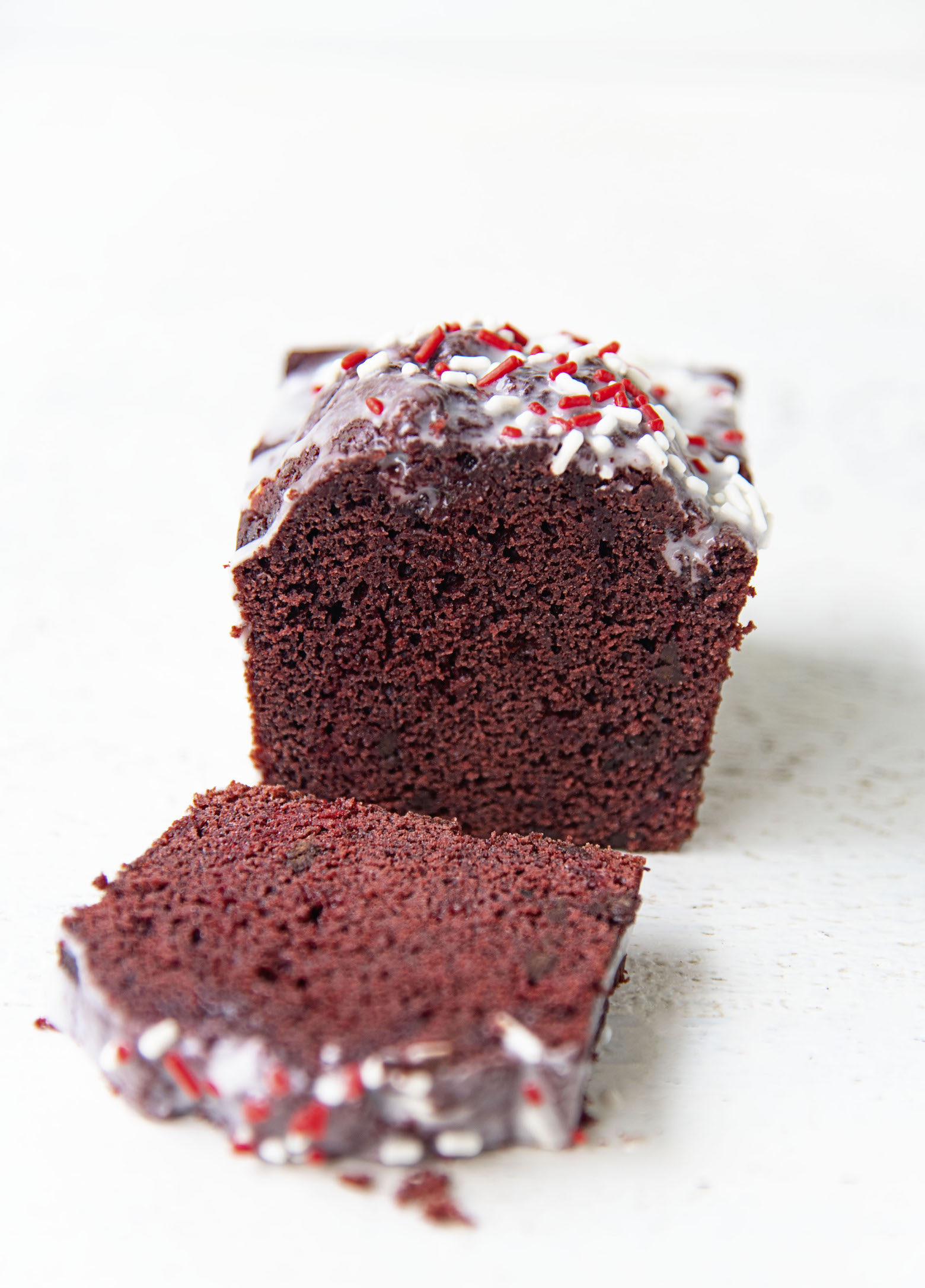Side view of the cake cut with one slice in front of it.