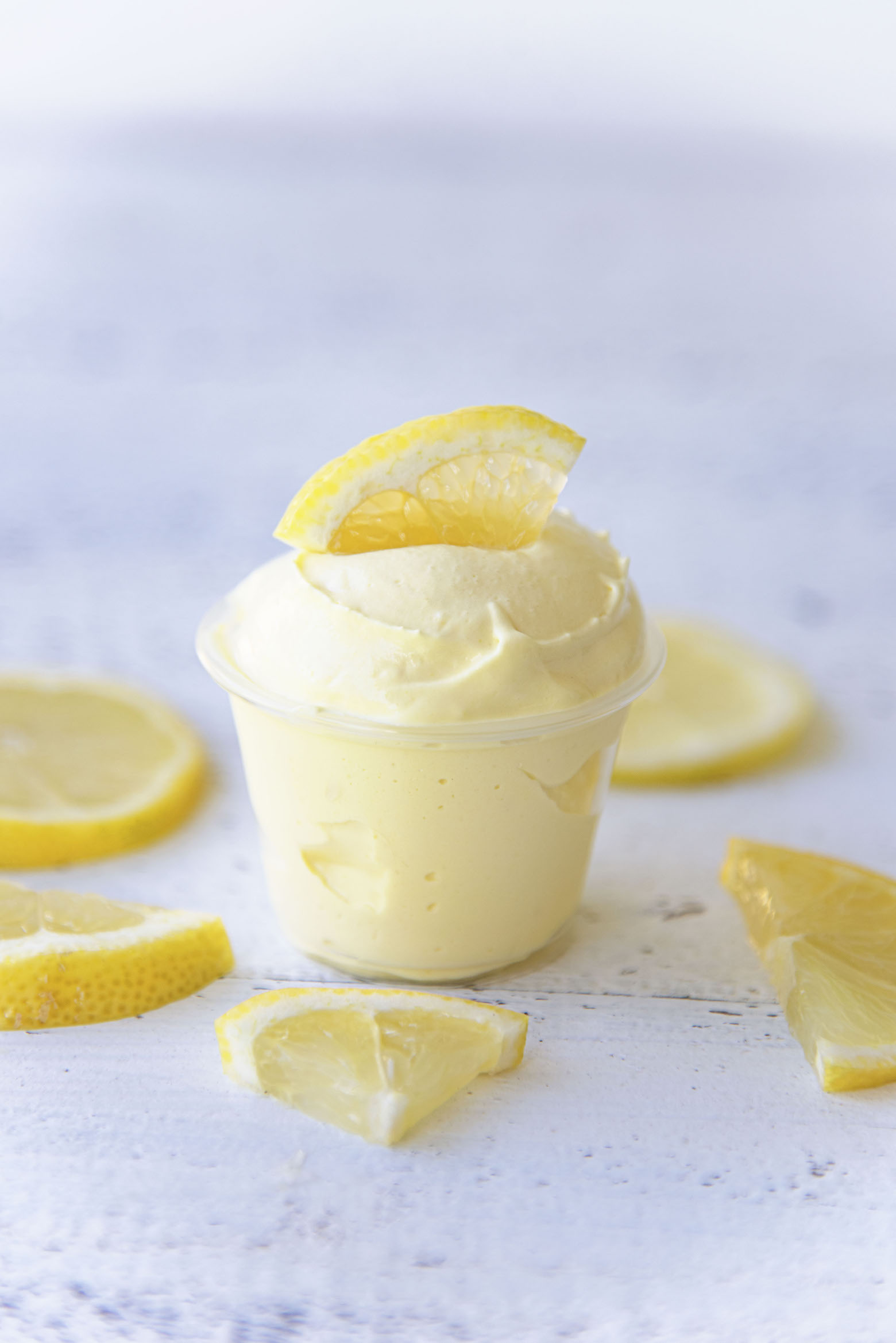 Single pudding shot with lemon slices around it