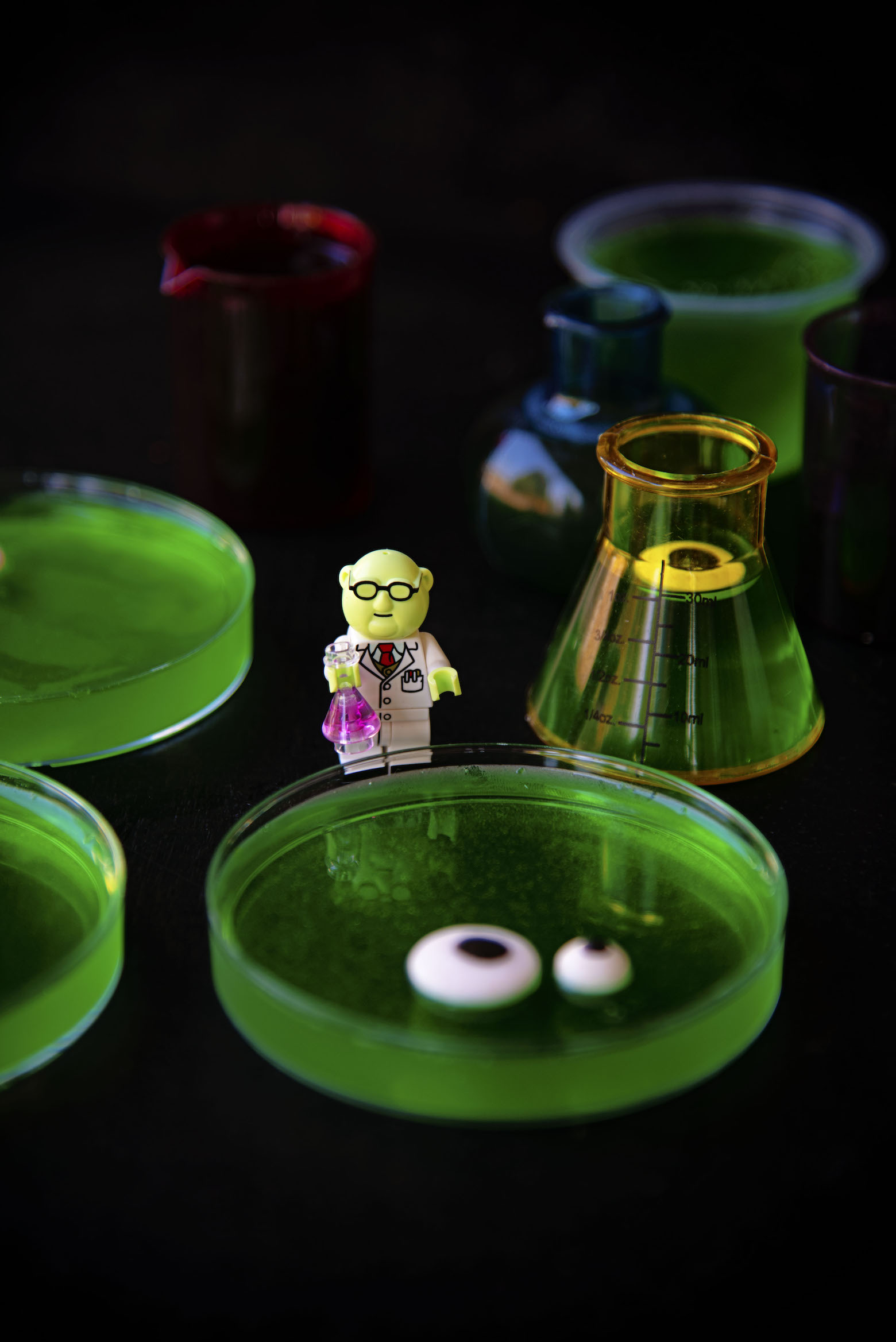 Close up of Mr Bunsen Honeydew figurine next to petri dishes with eyeballs.