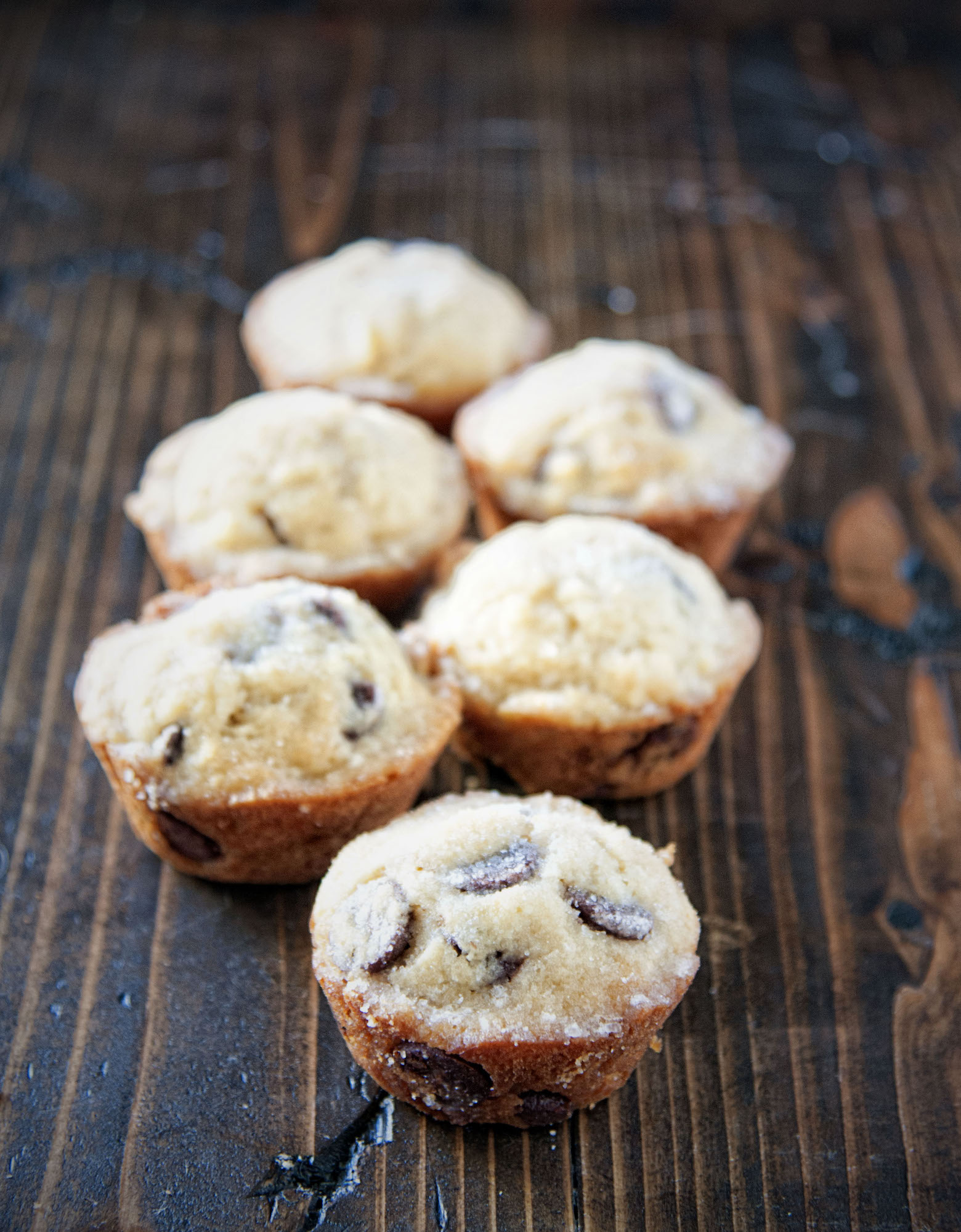 Six muffins gathered with the focus being on the first muff. 